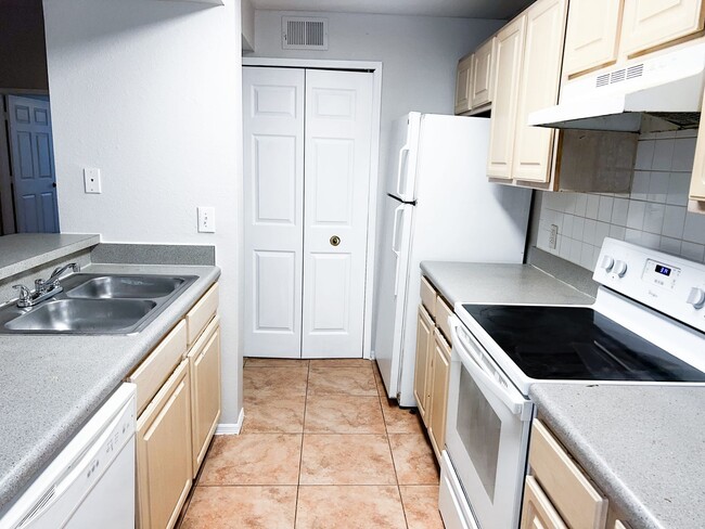 Building Photo - MOVE IN NOW !! Spacious 2bd 2ba on 3rd flo...