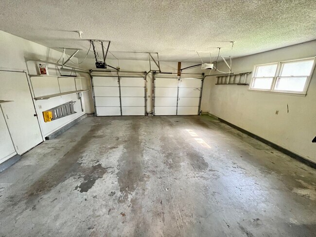 Building Photo - 4 Bedroom, 3 Bath walking distance to Amanda Arnold Elementary!