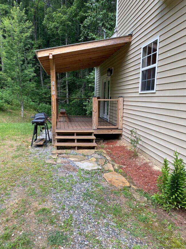 Building Photo - Beautiful 3/3 home in Caney Fork area.