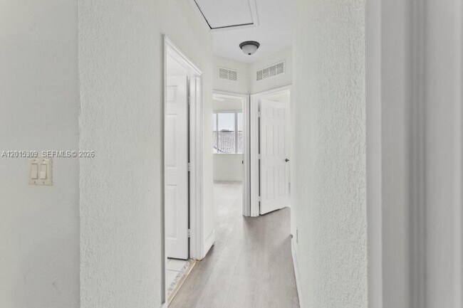 Building Photo - 5090 SW 136th Ave