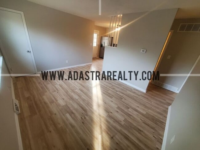 Building Photo - Completely Renovated Duplex in KCK, Beautiful Finishings-Available in MAY!!