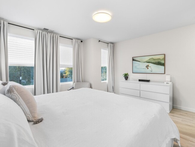 Building Photo - Light-Filled w/ Modern Finishes - 3?Bed / ...