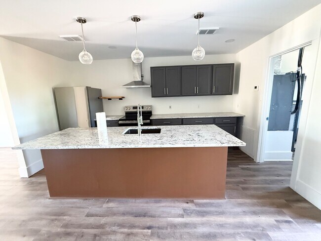 Building Photo - 1912 Sanford Dr