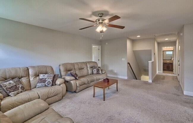 Building Photo - Spacious home for big families