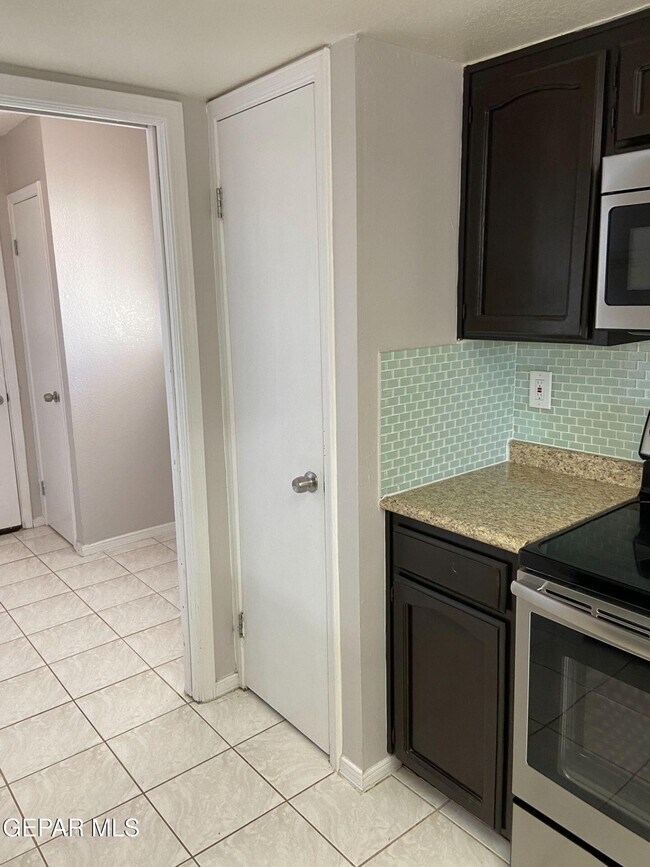 Building Photo - 6721 El Parque Dr