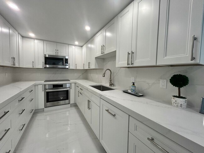 Building Photo - 3546 S Ocean Blvd