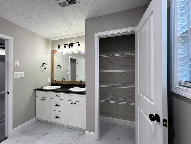 Building Photo - LOCATED IN GIBBS... FANTASTIC 3 BEDROOM HOME!!