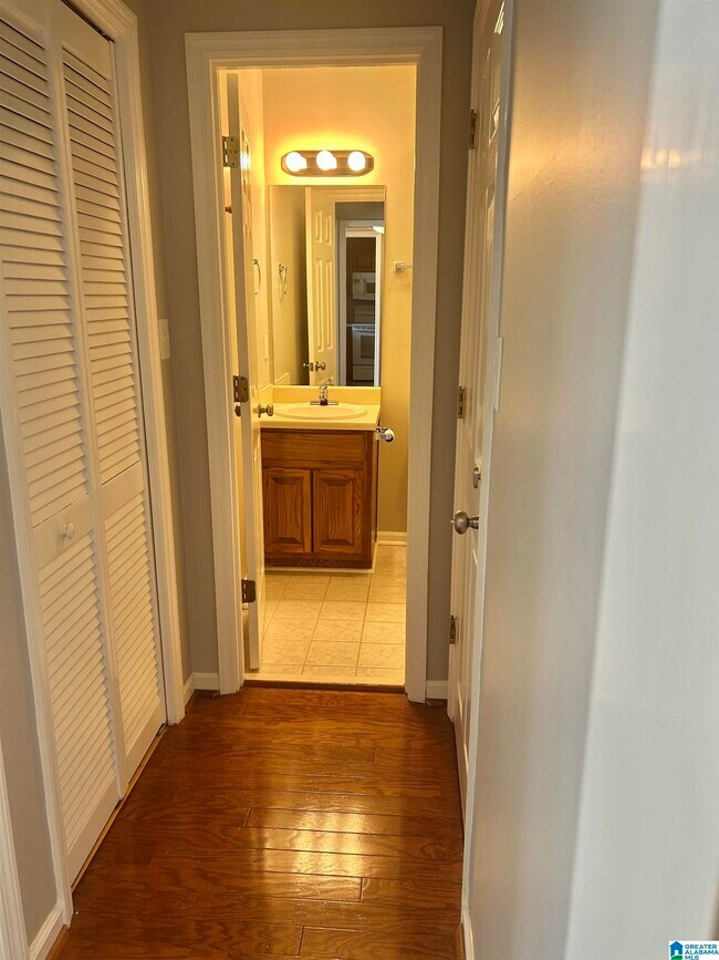 Building Photo - 2212 Ascot Ln