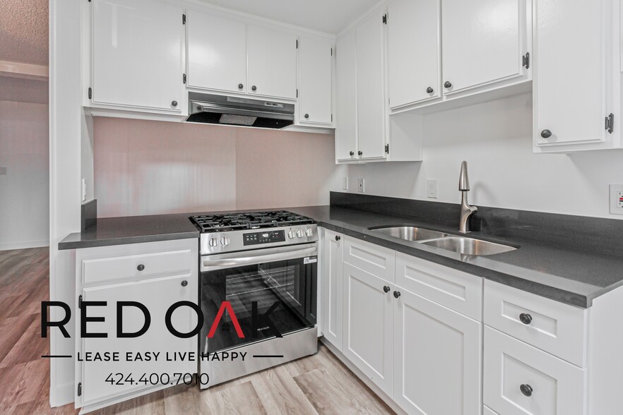 Building Photo - 8614 Woodley Ave