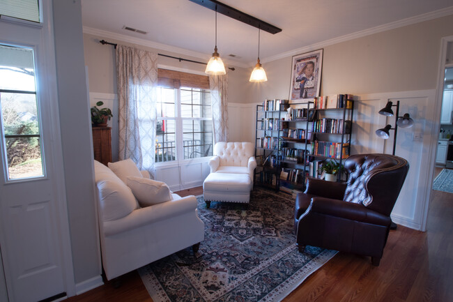 sitting room - 536 Rolling Valley Ct