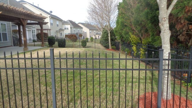 Building Photo - Welcome home to Cureton!