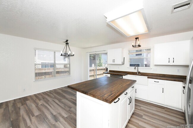 Building Photo - 16134 Branching Oaks