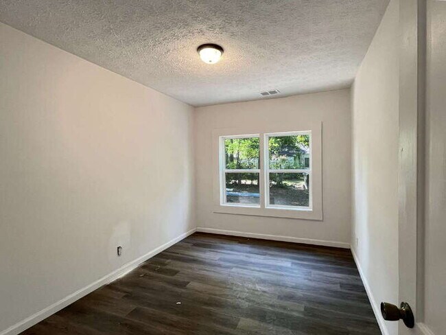 Building Photo - 1121 E 53rd St