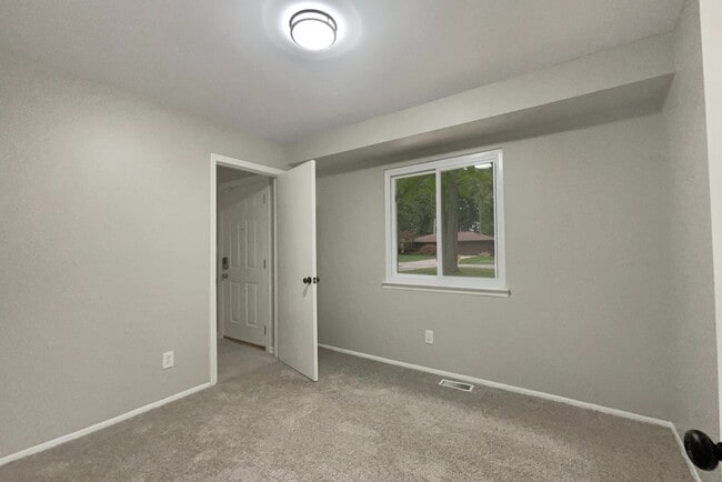 Building Photo - 11299 Messmore Rd