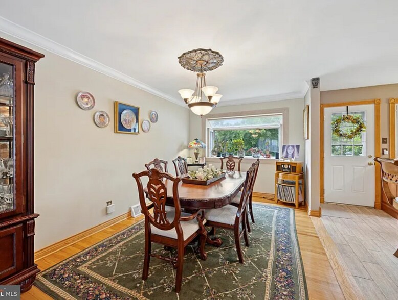 Building Photo - 9813 Ferndale St