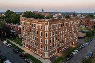 Building Photo - 212 Walnut St