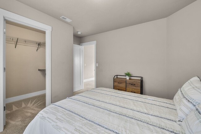 Building Photo - Triple Ridge 3 bed 3 bath home, Pool Access, A/C, Flexible Living Space!