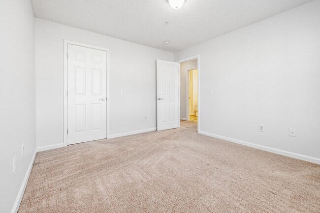 Building Photo - 3 Bedroom Lake View Condo on McFayden Lake with Lakeviews