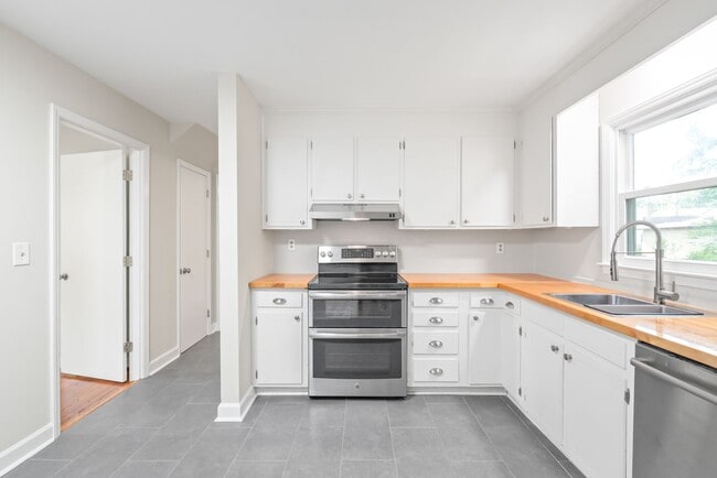 Building Photo - 3 Bedroom home in Coventry Woods!