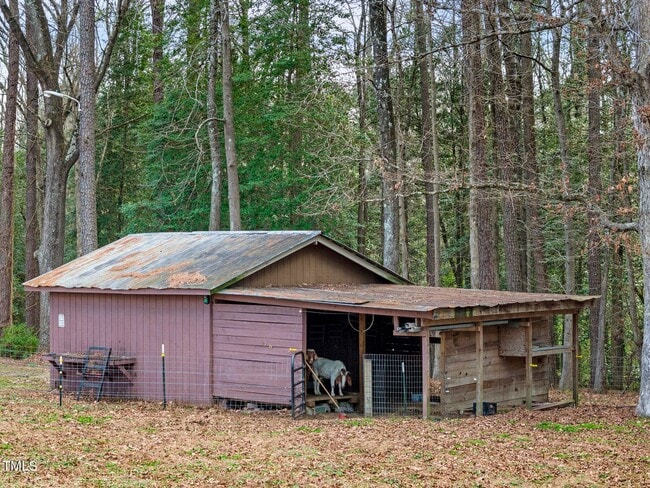 Building Photo - Mini Farm on 2 acres