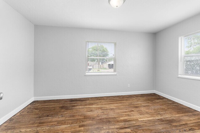 Building Photo - 388 S Powell Ave