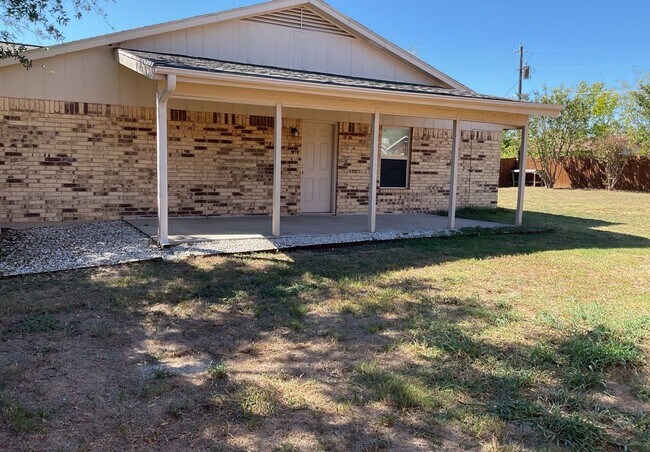 Building Photo - 2301 Lago Trail