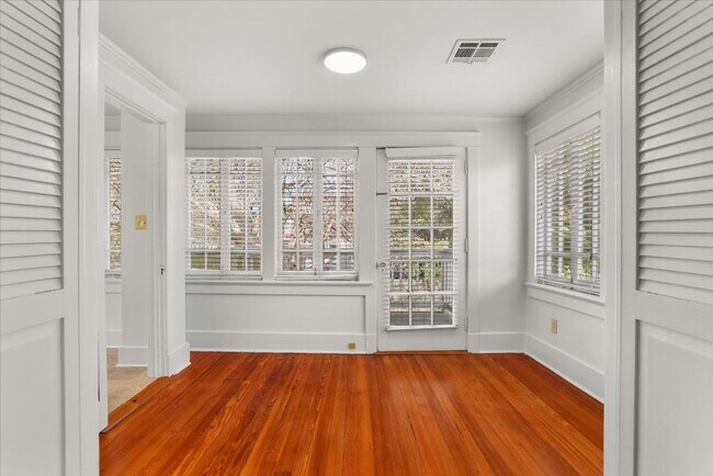 Building Photo - 5 BR- Available June 2027 lease - Renovated House steps from Campus!