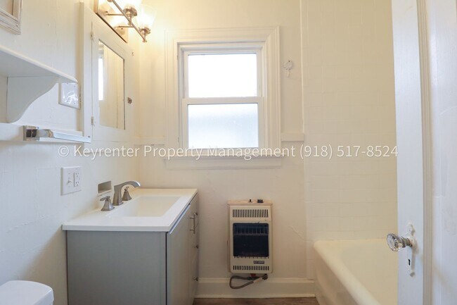 Building Photo - Beautifully Redone 1 Bedroom Duplex! Available for Immediate Move in!