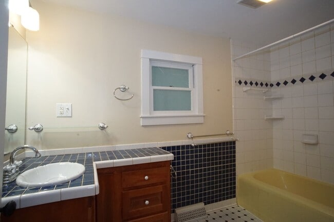 Building Photo - 3 Bedroom / 2 Bath House.  Easy access to US 460 and I 81. Detached Garage / Workshop.