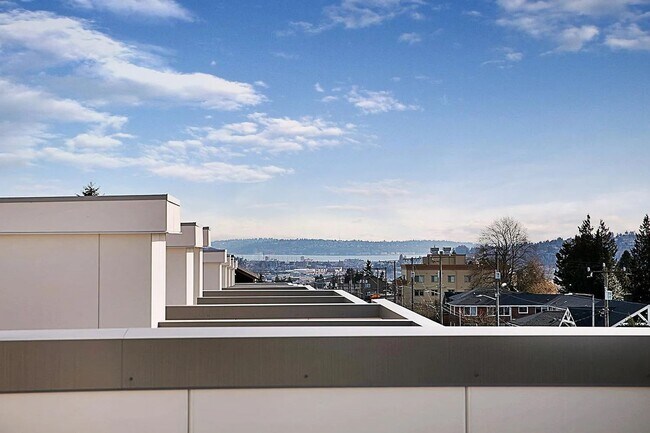 Building Photo - Ballard Townhouse 2bd/2ba, AC, Garage Parking