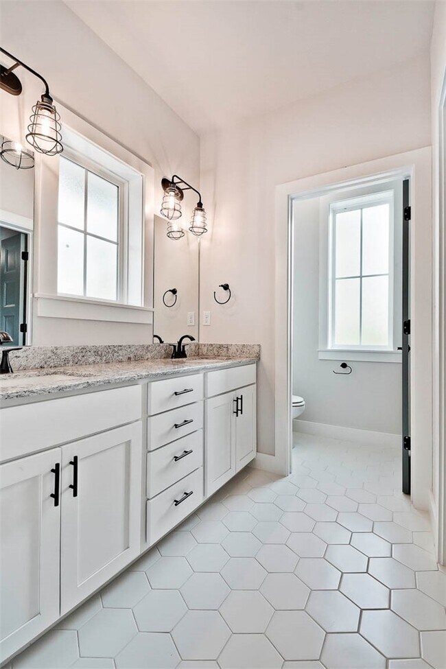 Building Photo - 930 S College Ave