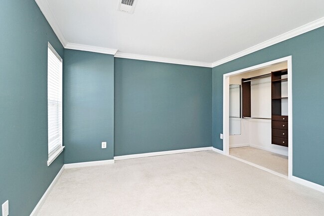 Building Photo - Spacious Pantops Townhome – Convenient, Pet-Friendly Living