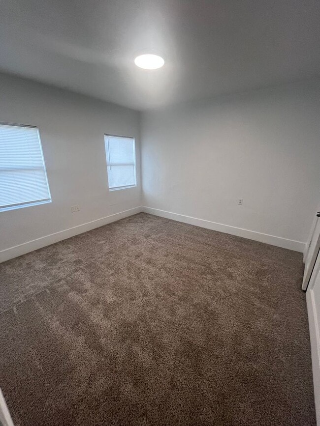 Building Photo - ADORABLE 2 BEDROOM HOME!!