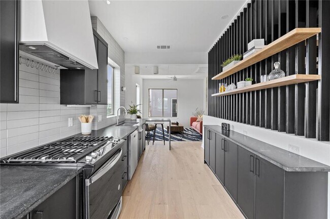 Building Photo - Stunning 2-bed/2-bath Condo Available For Lease