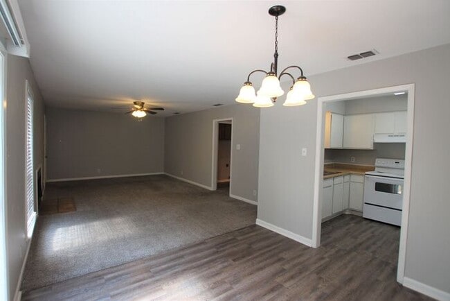 Building Photo - Coming Soon! 2 bed 2 bath Apartment in Sou...
