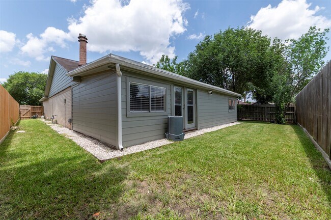 Building Photo - 10703 Highland Woods Dr