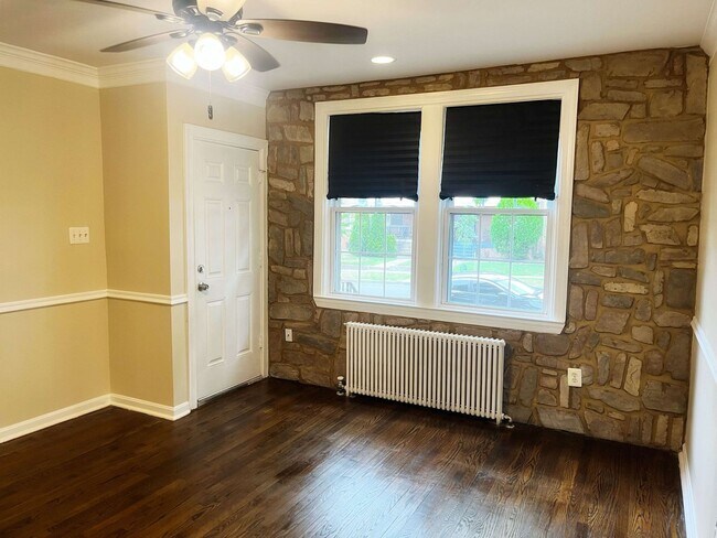 Building Photo - Move in Special! 2 Bed 1 Bath SE DC