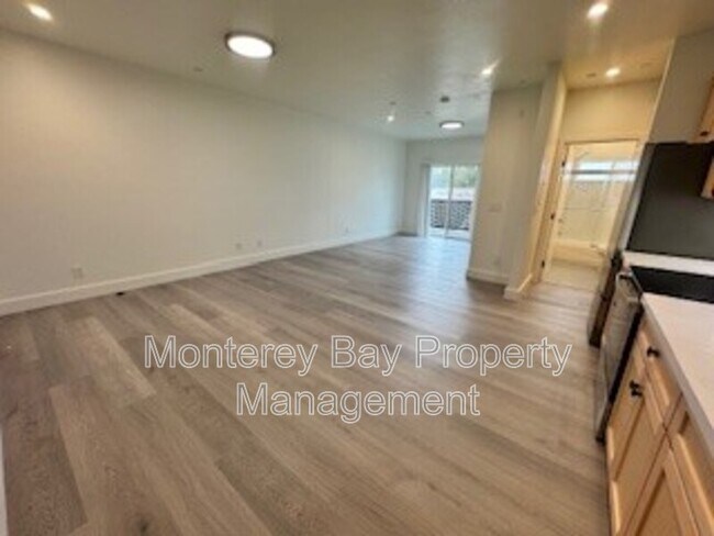 Building Photo - 3108 Seacrest Ave