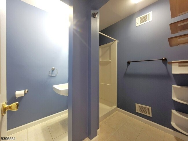 Building Photo - 272 US-206