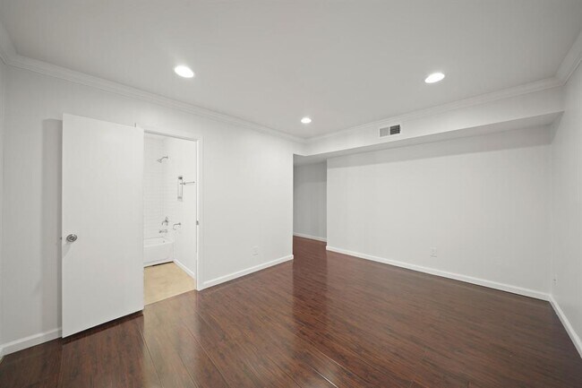 Building Photo - 8285 Kingsbrook Rd
