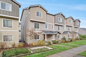 Building Photo - $1K move-in special! Sparkling clean newer 4-bdrm/3.5-bath townhome. 2-car garage, near Forest Park