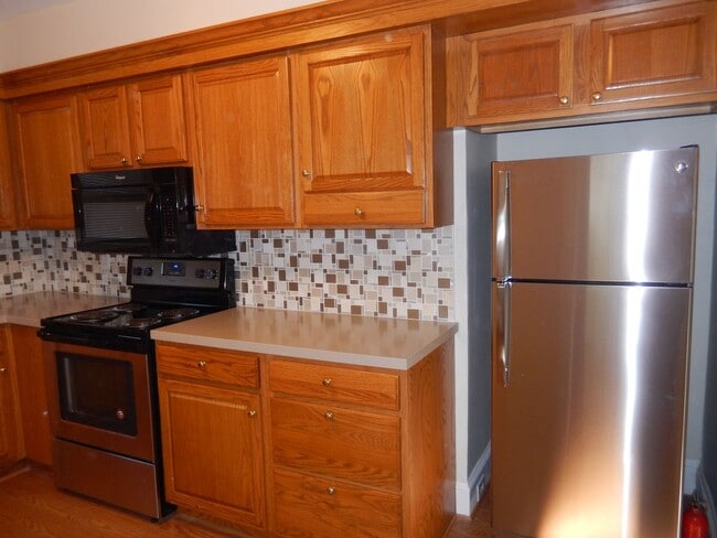 Building Photo - Large Colonial