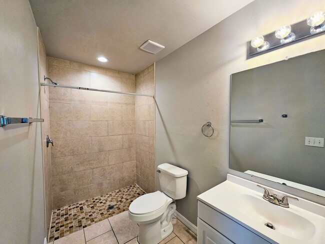 Building Photo - Like New  3 bedroom, 2bath 1 car garage
