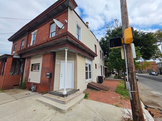 Building Photo - 450 S Heald St