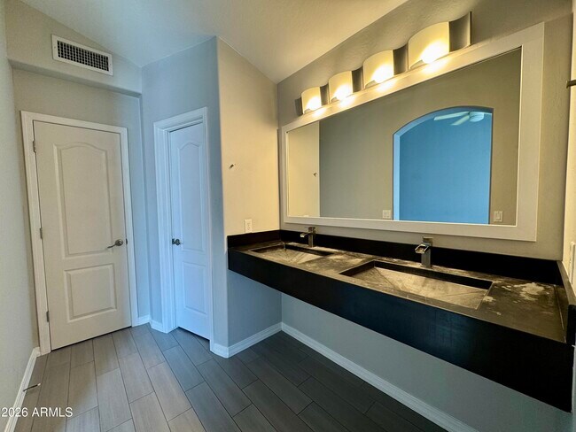 Building Photo - 8667 E Pinchot Ave