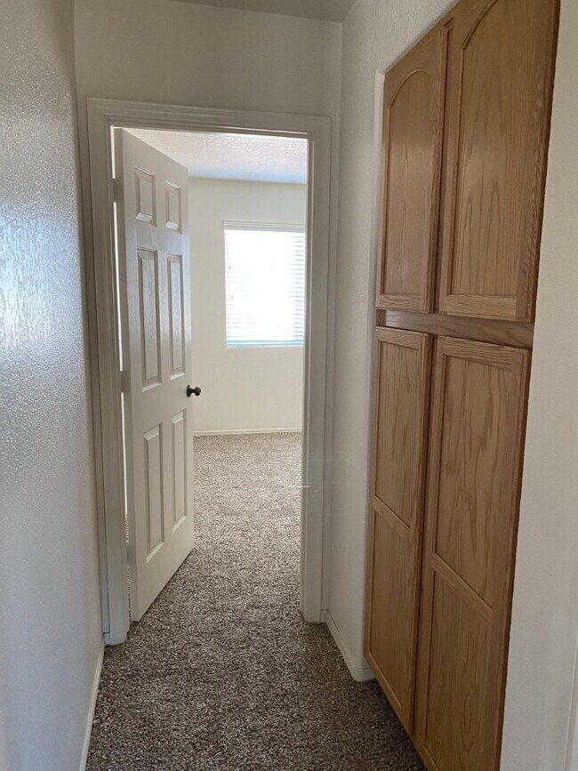 Building Photo - "Well-Kept 3 Bedroom 2 bathroom Villa Chap...