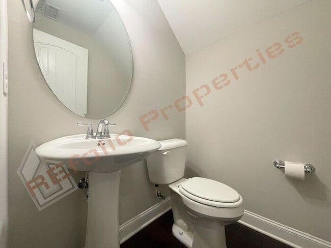 Building Photo - Beautiful 3 Bedroom Townhome with 3rd Floo...