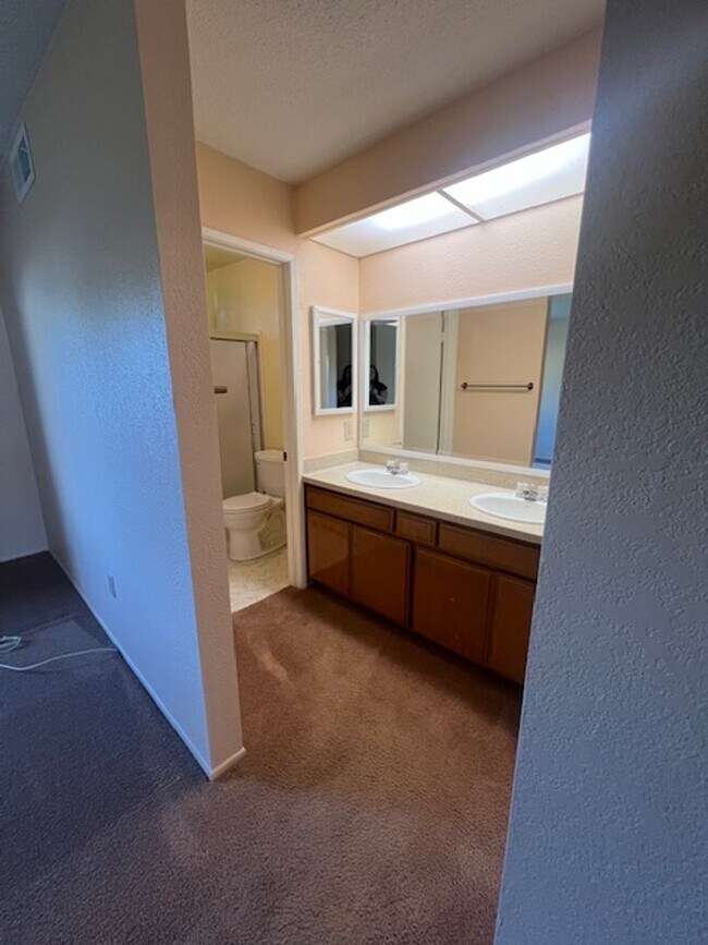 Building Photo - Beautiful 3 Bedroom, 2 Bathroom Sylmar Home! Ready for Move-In!