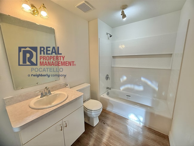 Building Photo - 4 bed 3 bath house - 2 car garage - RV parking