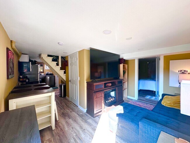 Building Photo - Modern Comfort Meets Convenience – Fully F...